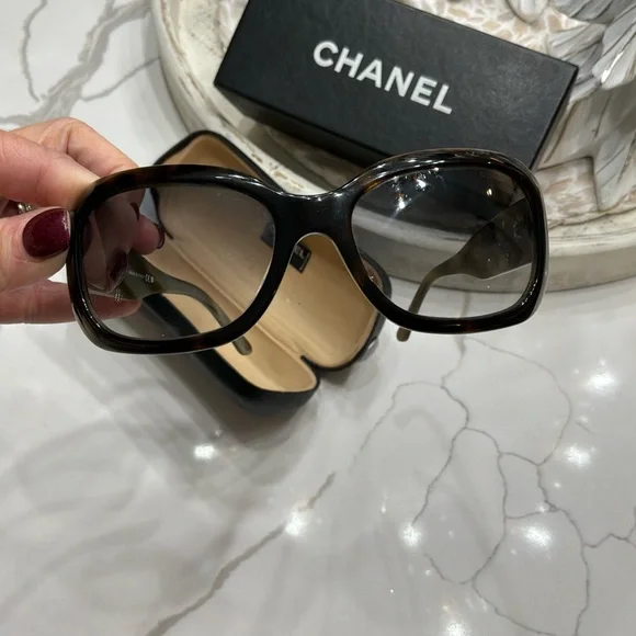 CHANEL Brown Marble Sunglasses 5102 - Picture 2 of 14